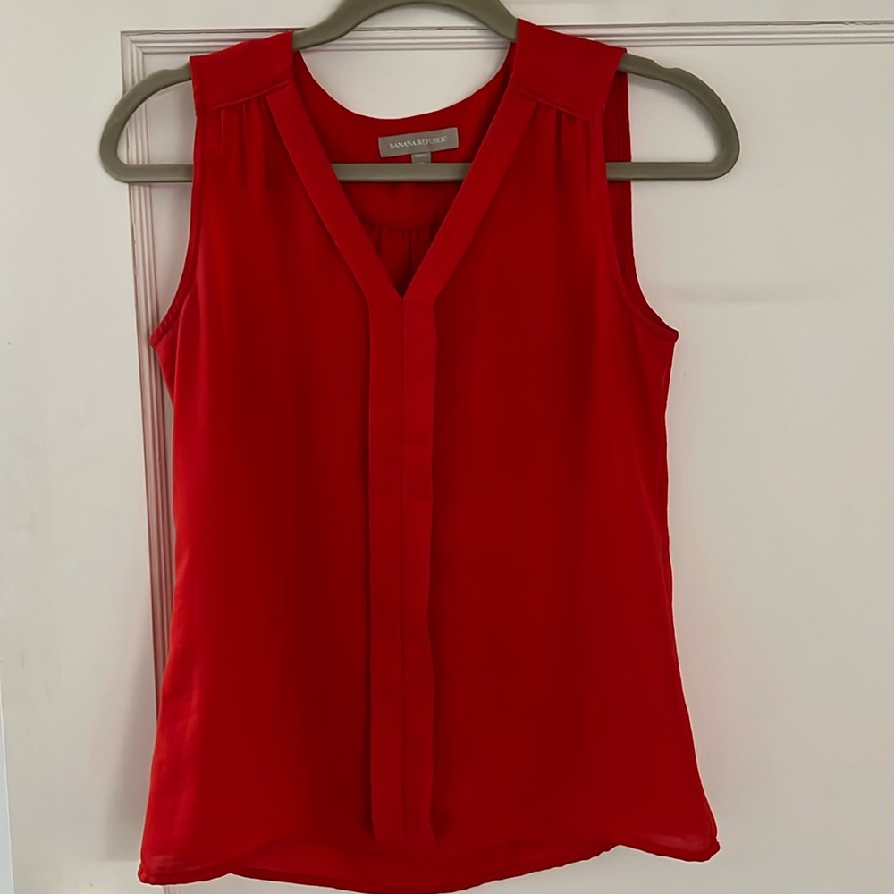 Beautiful banana republic blouse in like new condition. Cleaning out closet. 2p